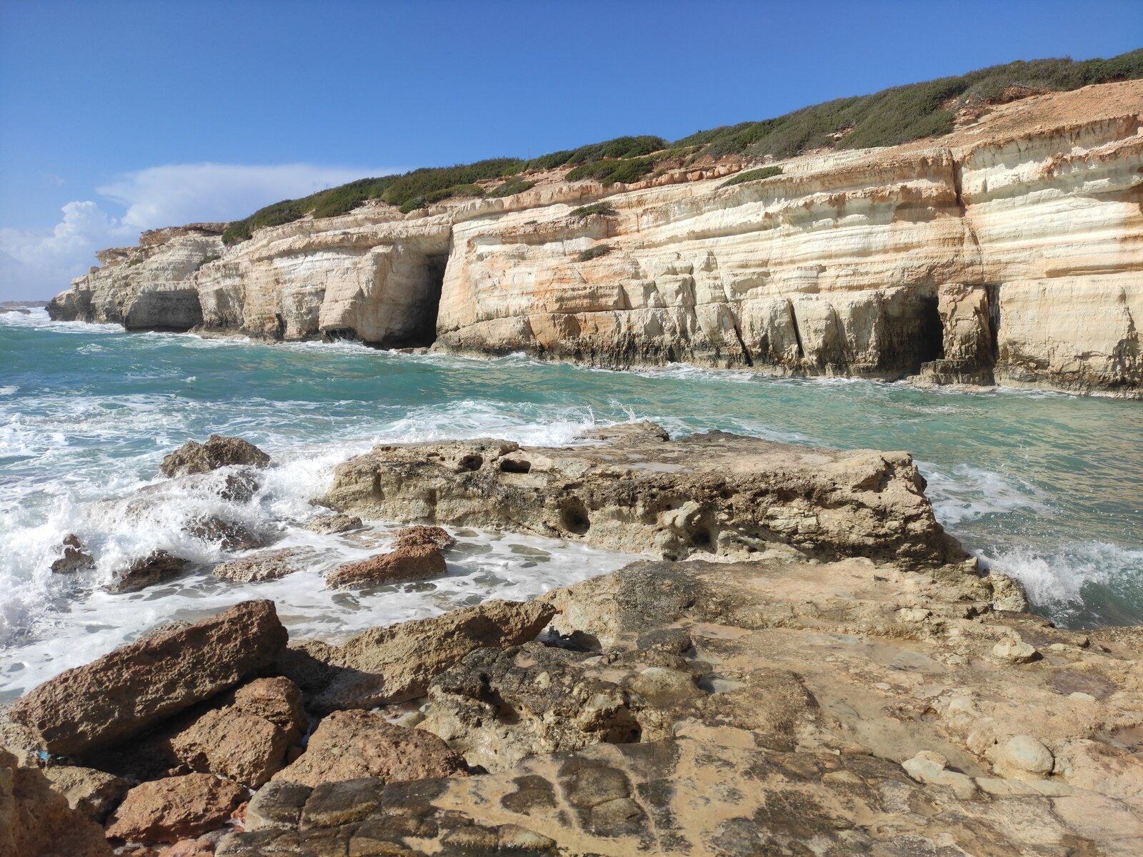 Sea Caves. Photo: Fry72, Karel Frydrýšek (Wikimedia Commons, CC BY-SA 4.0)